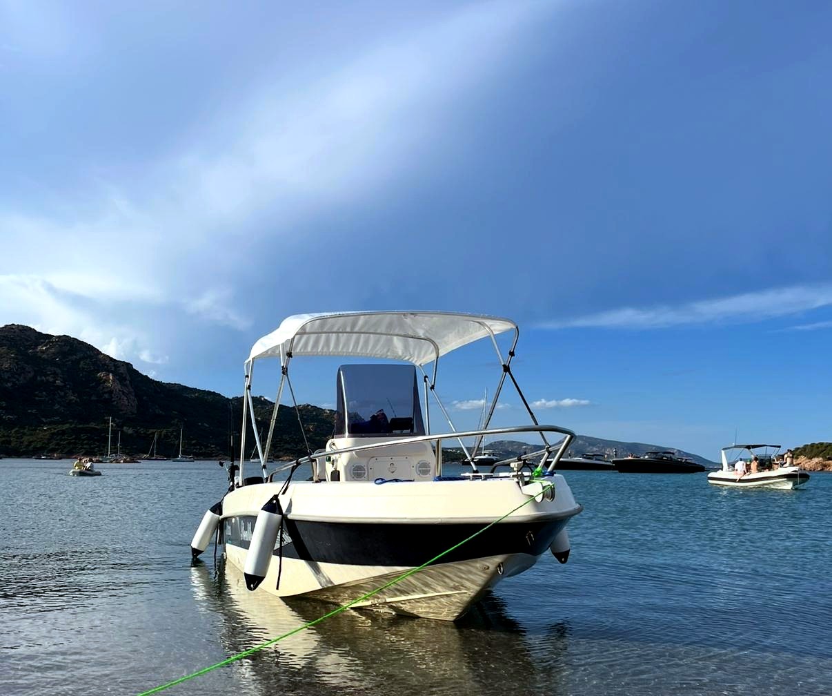 Opera Stealth Tecnomarine – imbarcazione venduta da Gulliver Yachts e Charter