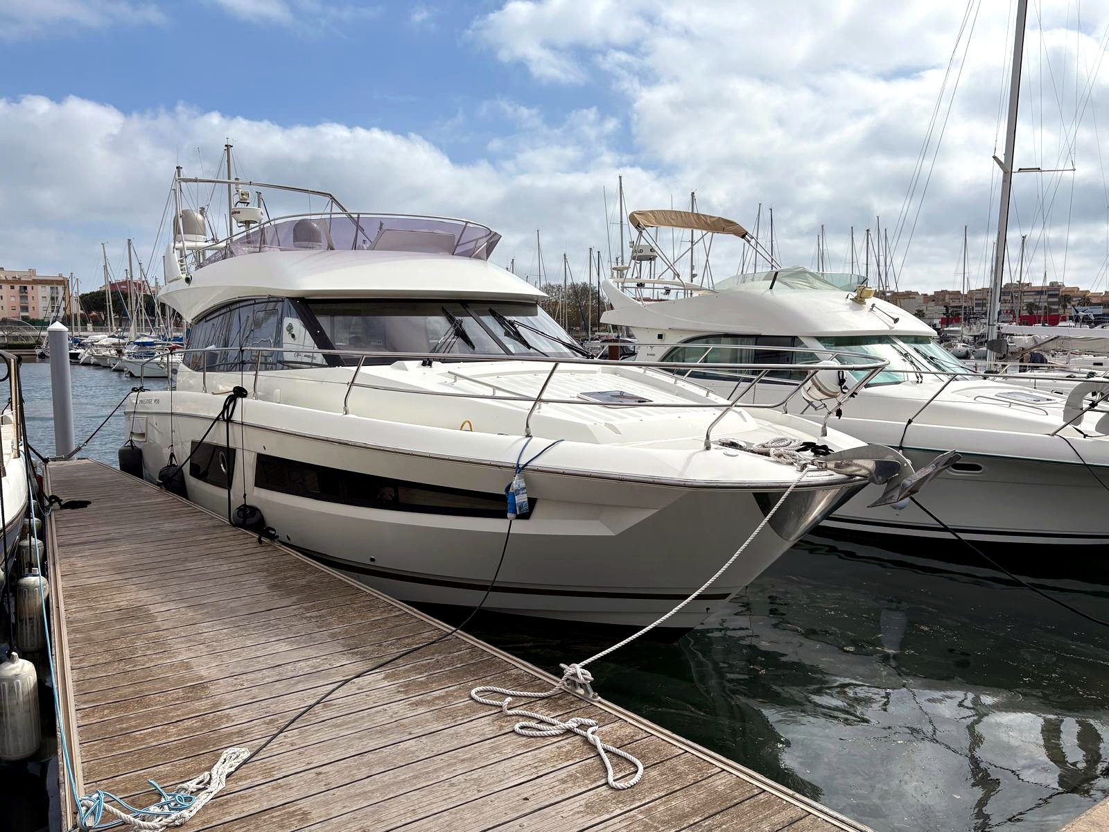 Prestige 45 Fly yacht flybridge in vendita e charter su richiesta visibile a Gaeta